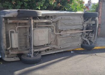 Microbús pega y vuelca a camioneta en cruce del 19 y Zaragoza