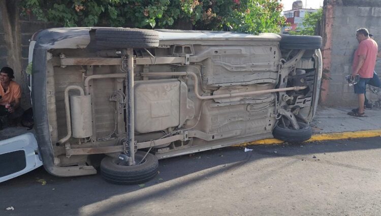 Microbús pega y vuelca a camioneta en cruce del 19 y Zaragoza