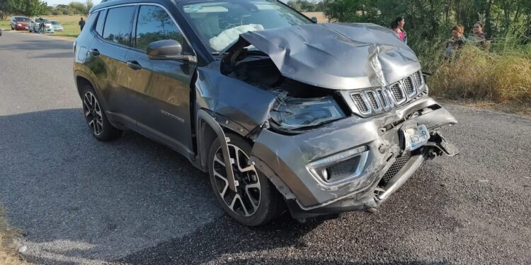 Dos heridos deja choque con volcadura en carretera interejidal