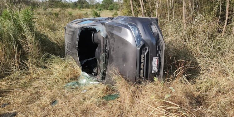 Dos heridos deja choque con volcadura en carretera interejidal