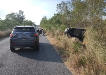 Dos heridos deja choque con volcadura en carretera interejidal