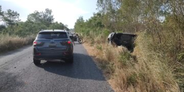 Dos heridos deja choque con volcadura en carretera interejidal