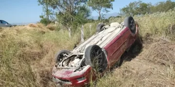 Mujer herida al volcar auto en ruta Victoria-Monterrey