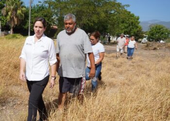 Contribuye Alejandra Cárdenas a limpieza de áreas verdes en colonias de Victoria