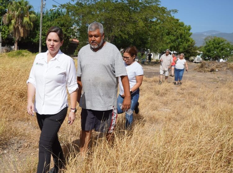 Contribuye Alejandra Cárdenas a limpieza de áreas verdes en colonias de Victoria