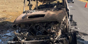 Calcinan a dos personas en el interior de un auto en Nuevo León