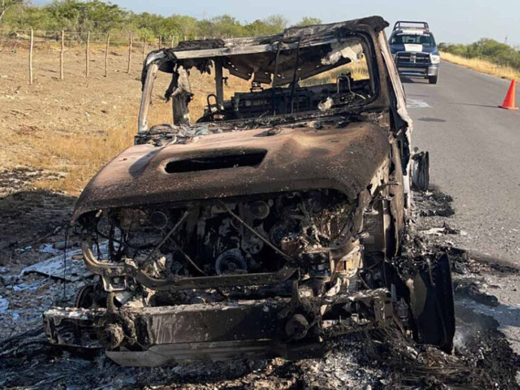 Calcinan a dos personas en el interior de un auto en Nuevo León