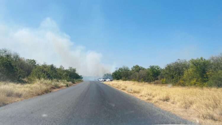 Incendio en costados de la carretera interejidal obliga a cierre temporal