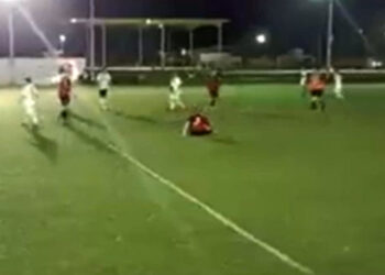 Graban momento en que matan a balazos a entrenador en cancha de futbol