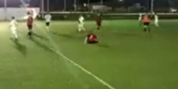 Graban momento en que matan a balazos a entrenador en cancha de futbol