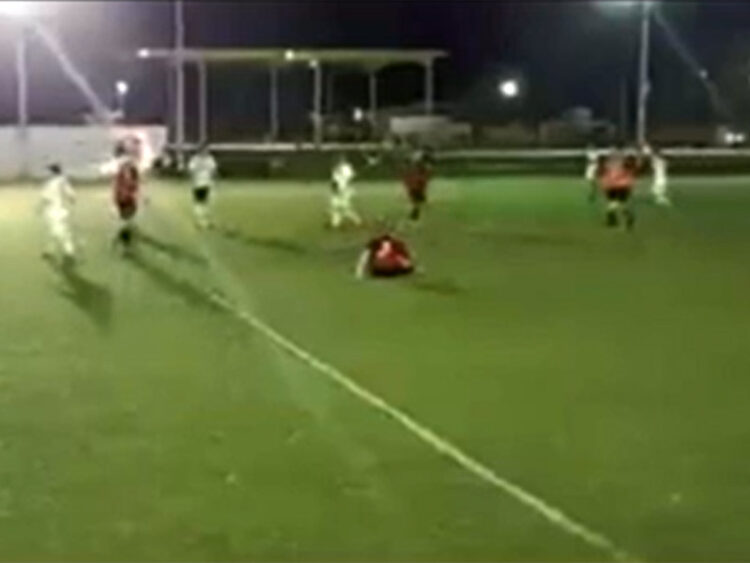 Graban momento en que matan a balazos a entrenador en cancha de futbol