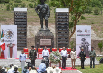 AMLO entrega revólver de Pancho Villa en centenario luctuoso del ‘Centauro del Norte’