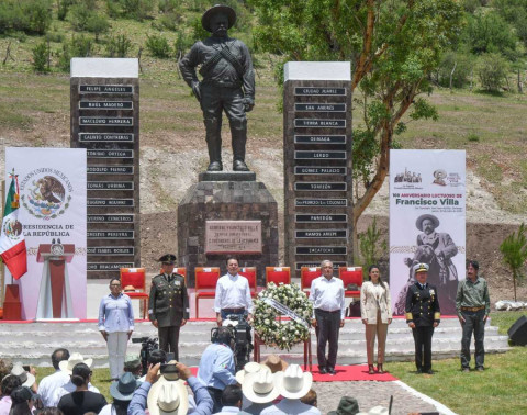 AMLO entrega revólver de Pancho Villa en centenario luctuoso del ‘Centauro del Norte’