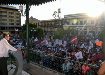 Ricardo Monreal ofrece llevar a México a niveles superiores de desarrollo