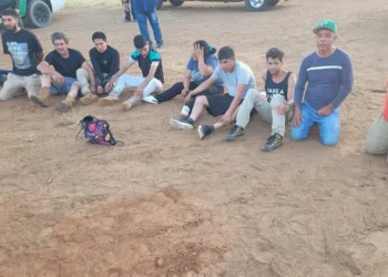 Tras persecución, detienen a chofer con migrantes