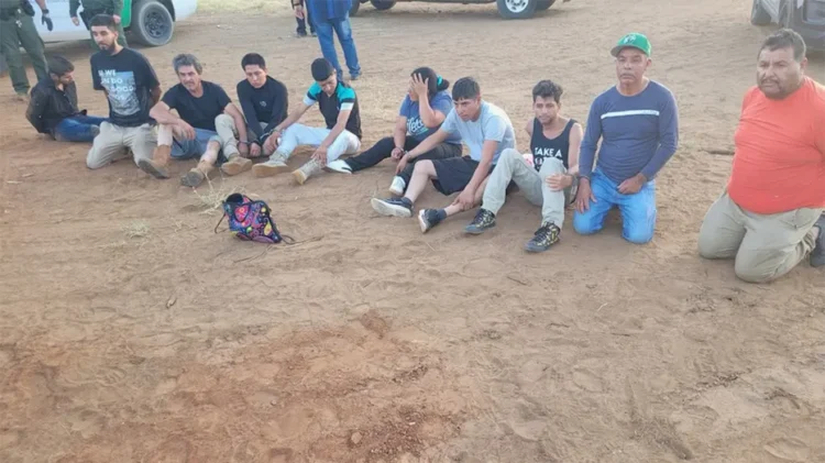 Tras persecución, detienen a chofer con migrantes