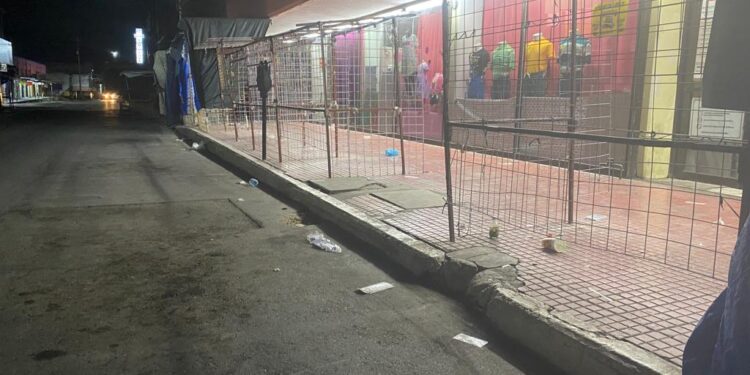 Comerciantes establecidos y semifijos dejan a diario “un cochinero” en la calle Hidalgo