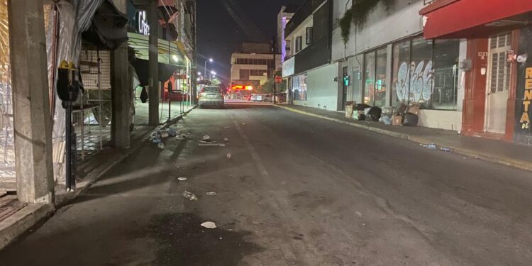 Comerciantes establecidos y semifijos dejan a diario “un cochinero” en la calle Hidalgo