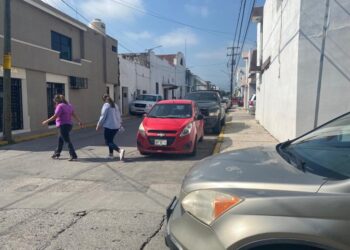 Autos estacionados en sitios prohibidos causa de múltiples choques en Victoria