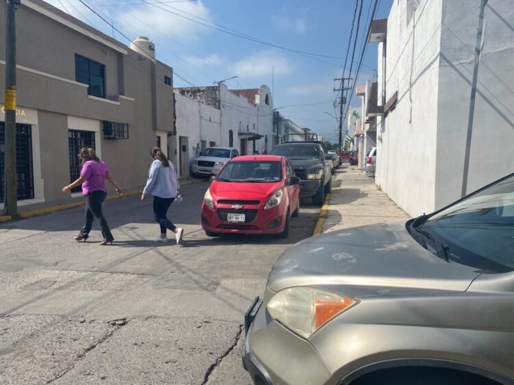 Autos estacionados en sitios prohibidos causa de múltiples choques en Victoria