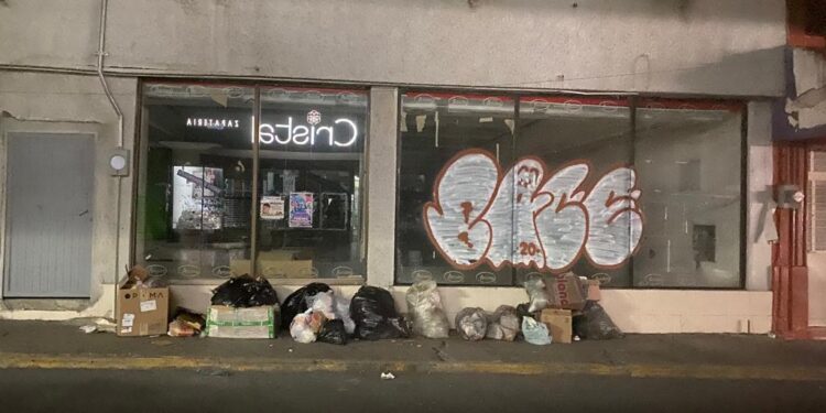 Comerciantes establecidos y semifijos dejan a diario “un cochinero” en la calle Hidalgo