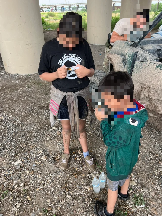 Abandonan a niños guatemaltecos cerca del rio Grande