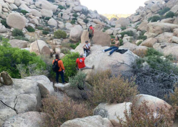 Tras 15 horas de búsqueda en La Rumorosa, el INM localiza a 5 migrantes