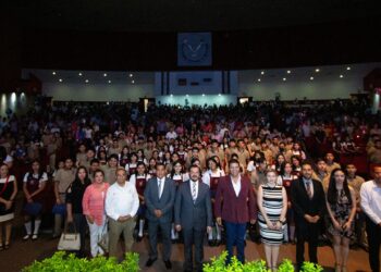 Apadrina rector de la UAT a egresados de secundaria en Ciudad Victoria