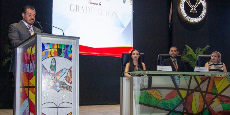 Apadrina rector de la UAT a egresados de secundaria en Ciudad Victoria