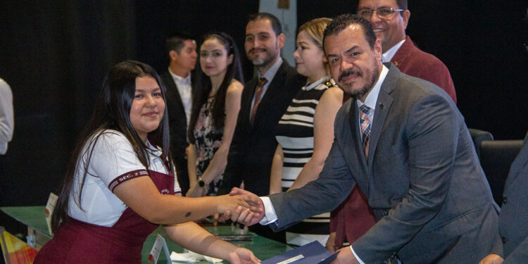 Apadrina rector de la UAT a egresados de secundaria en Ciudad Victoria