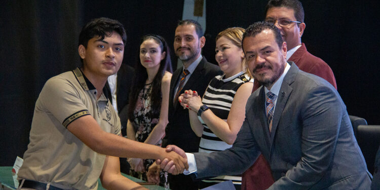 Apadrina rector de la UAT a egresados de secundaria en Ciudad Victoria