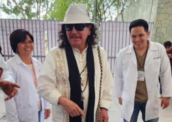 Carlos Santana acude a la Guelaguetza en Oaxaca y se toma ‘selfies’ con fans