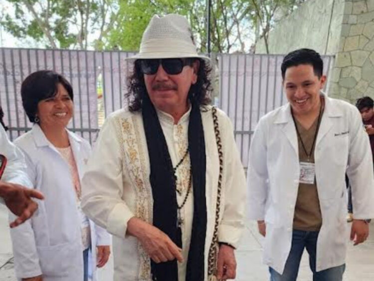 Carlos Santana acude a la Guelaguetza en Oaxaca y se toma ‘selfies’ con fans