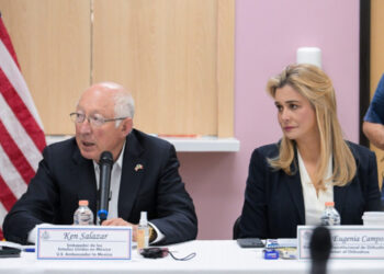 El muro de boyas del Río Bravo es ilegal y ofensivo: Ken Salazar