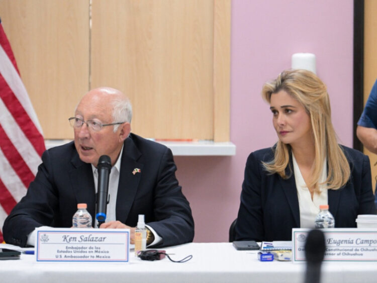 El muro de boyas del Río Bravo es ilegal y ofensivo: Ken Salazar