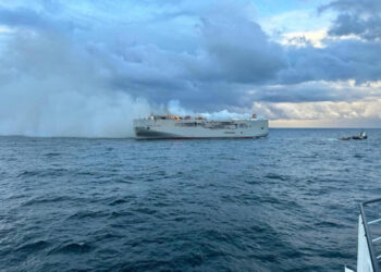 Se incendia un barco en Holanda con tres mil vehículos nuevos a bordo
