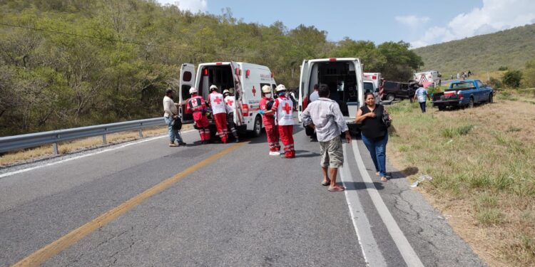 Dos muertos y ochos heridos en carreterazo en ruta Cd. Victoria-El Mante