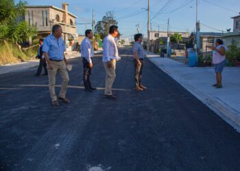 Pavimenta Gobierno de Matamoros acceso en colonia Las Américas; alcalde atestigua trabajos