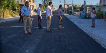 Pavimenta Gobierno de Matamoros acceso en colonia Las Américas; alcalde atestigua trabajos