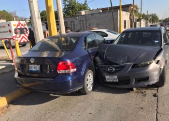 Dos heridas en choque de autos en cruce de Eje Vial y Berriozábal