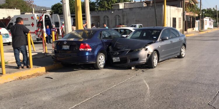 Dos heridas en choque de autos en cruce de Eje Vial y Berriozábal