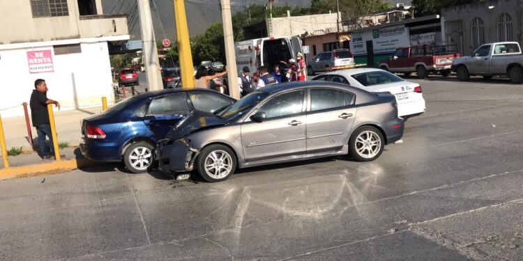 Dos heridas en choque de autos en cruce de Eje Vial y Berriozábal