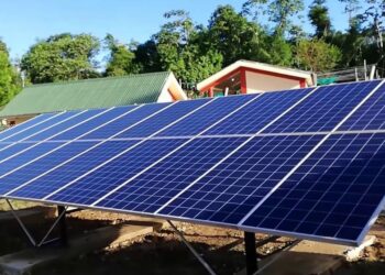 Proponen ajustar ley para que escuelas públicas generen energías limpias