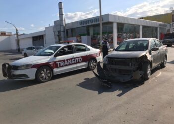 Fuerte choque de autos nissan en crucero del 8 y Carrera Torres