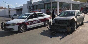 Fuerte choque de autos nissan en crucero del 8 y Carrera Torres
