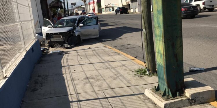 Fuerte choque de autos nissan en crucero del 8 y Carrera Torres