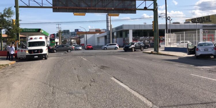 Fuerte choque de autos nissan en crucero del 8 y Carrera Torres