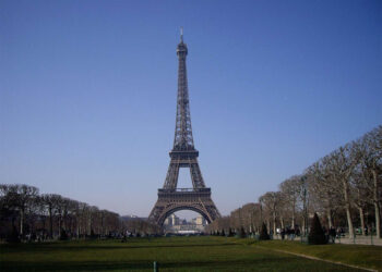 Embajada ofrece protección a mexicana violada en Francia cerca de la Torre Eiffel