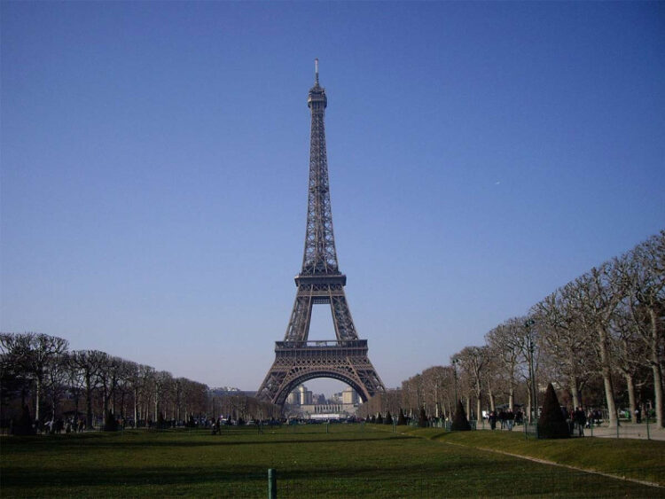 Embajada ofrece protección a mexicana violada en Francia cerca de la Torre Eiffel