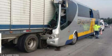 Choca autobús de pasajeros en Hidalgo, cuatro heridos de gravedad
